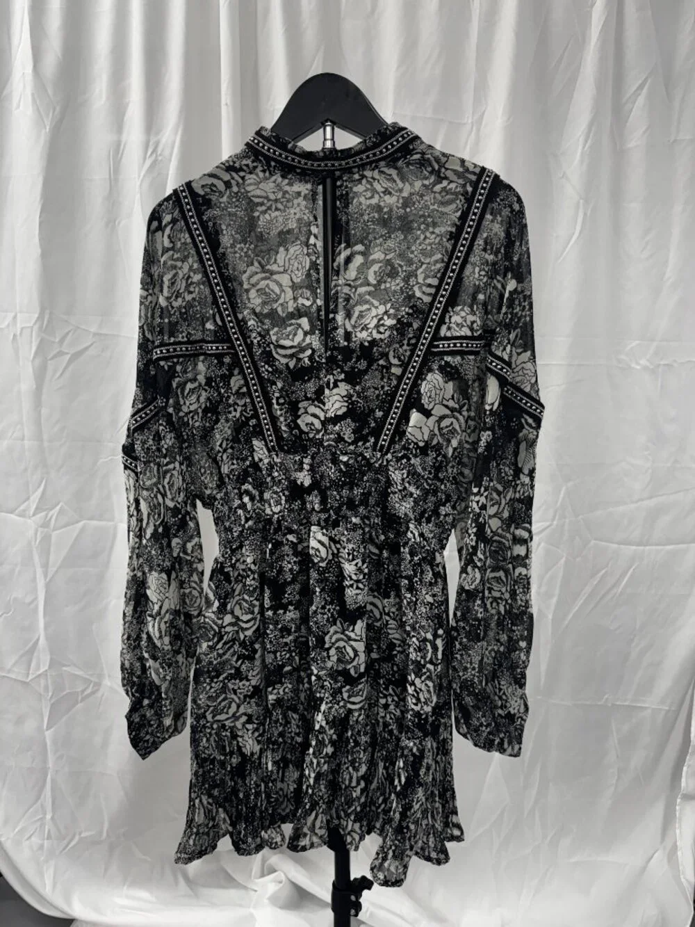 TOPSHOP Floral Stud Trim Mini Dress with stud details Black & White, Size 8 - Picture 6 of 16